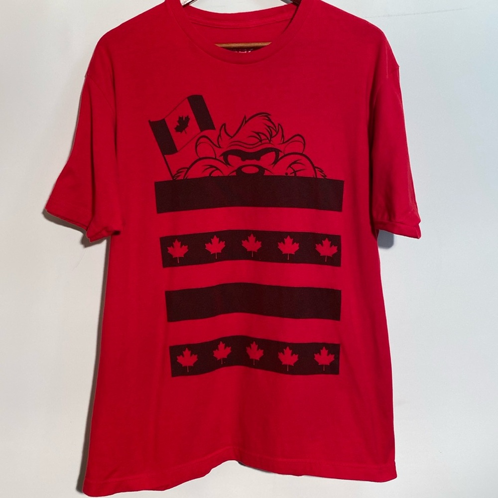 Looney Tunes - Taz with the Canadian flag. Size XL